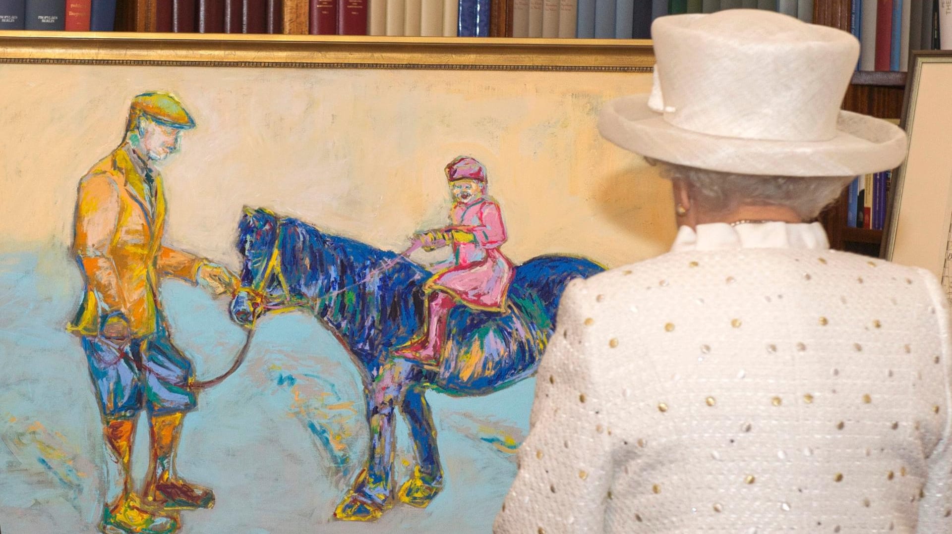 Die Queen und das blaue Pferd.