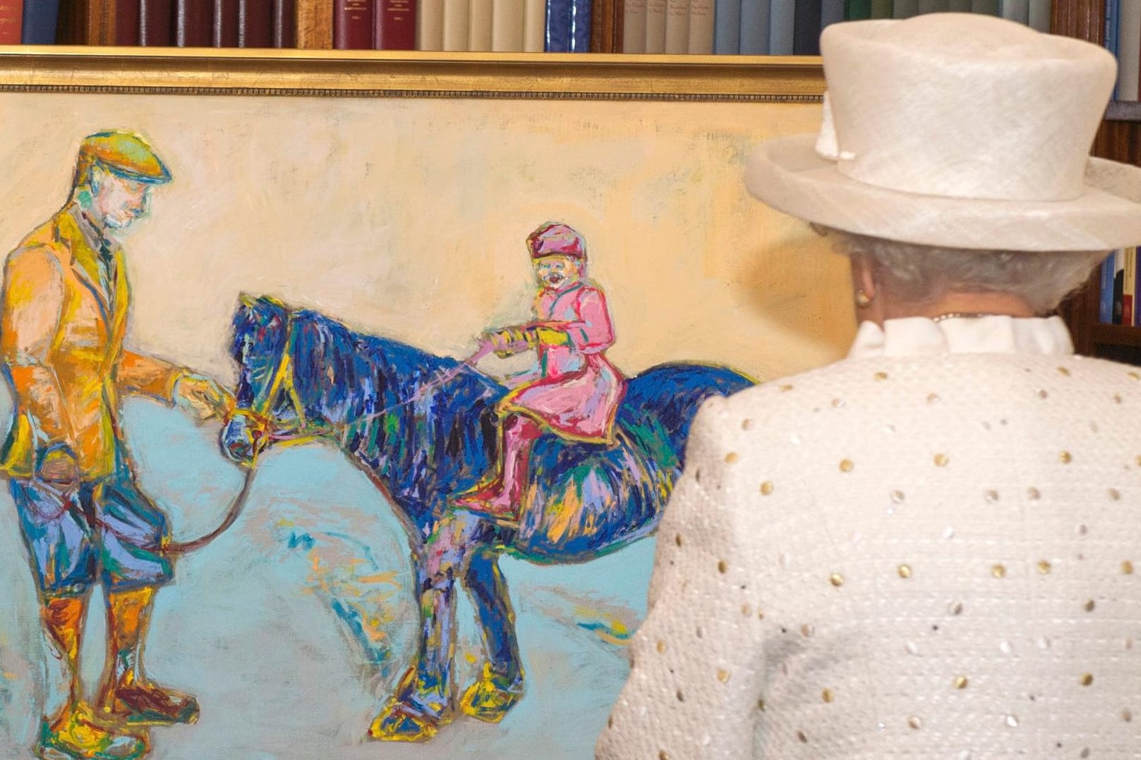 Die Queen und das blaue Pferd.