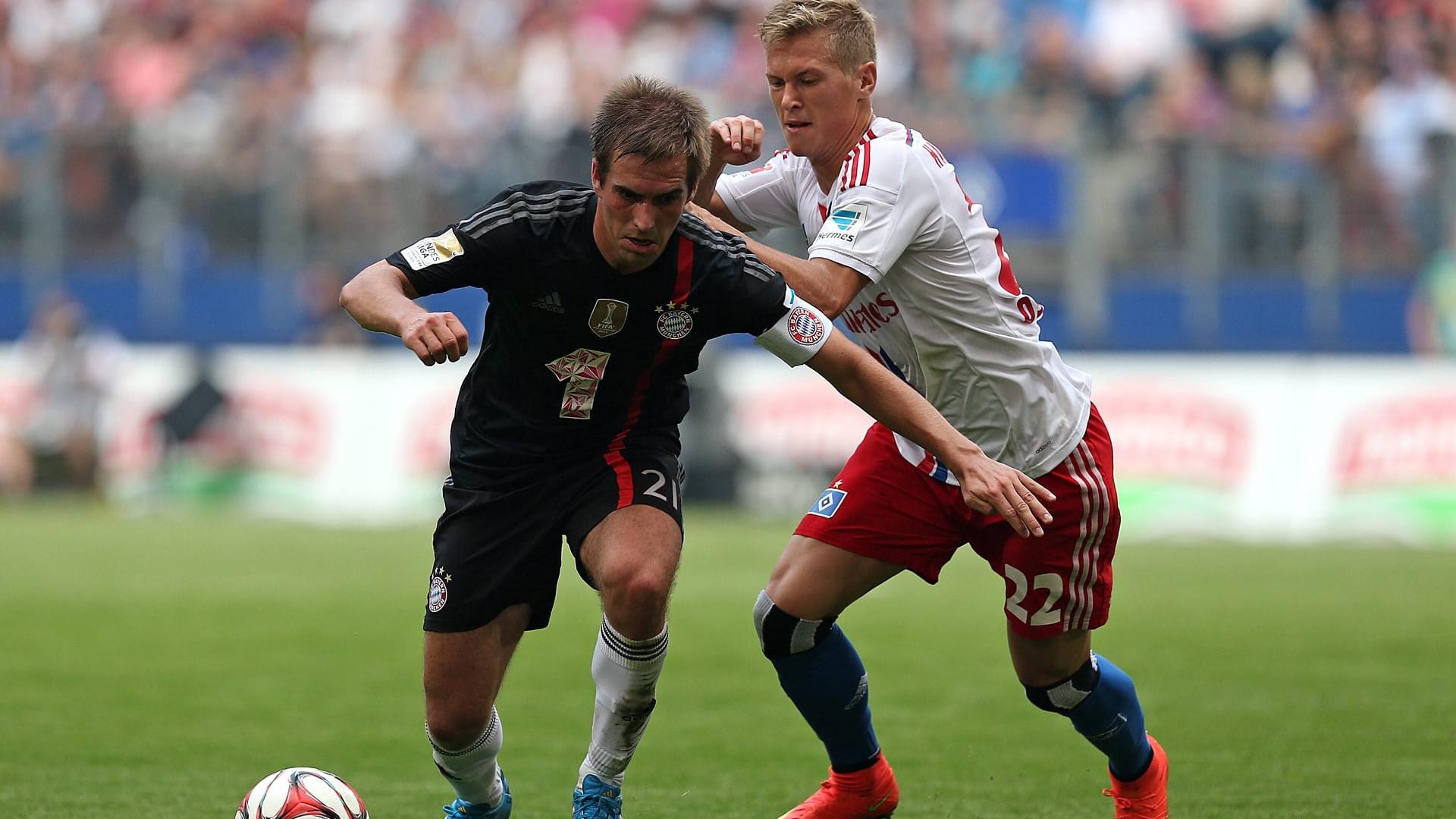 Duell zwischen Philipp Lahm vom FC Bayern und Hamburgs Mathias Ostrzolek. Duell zwischen Philipp Lahm vom FC Bayern und Hamburgs Mathias Ostrzolek.