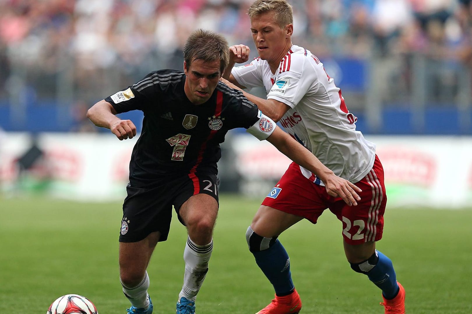 Duell zwischen Philipp Lahm vom FC Bayern und Hamburgs Mathias Ostrzolek.