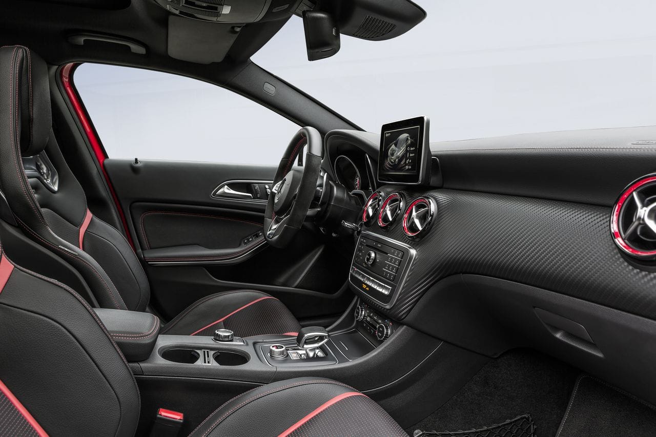 Blick in den Innenraum des Mercedes-AMG A 45 AMG mit rot-schwarzem Interieur.