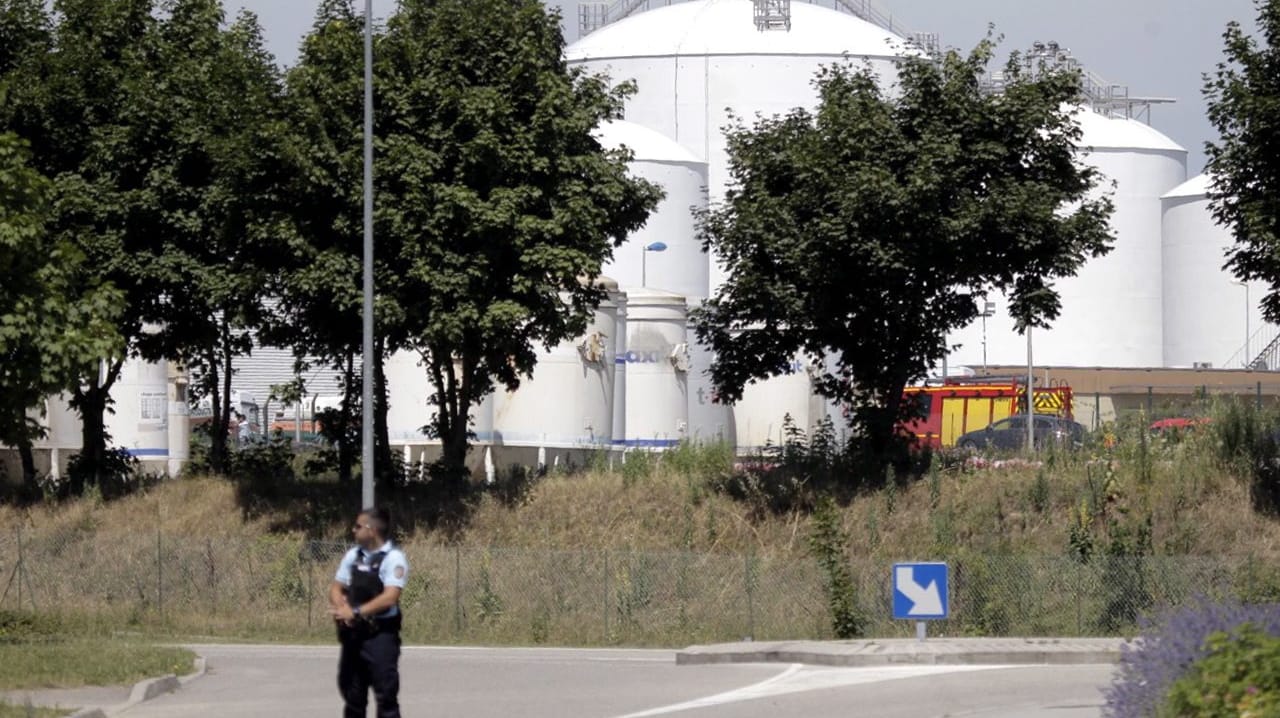 Zwei Attentäter sollen um kurz vor 10 Uhr mit dem Auto auf das Gelände gefahren sein. Dort sprengten sie mehrere Gasflaschen in die Luft.