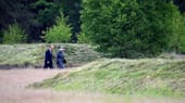 Die Queen und Prinz Philip besuchen die Gedenkstätte Bergen-Belsen in Niedersachsen.