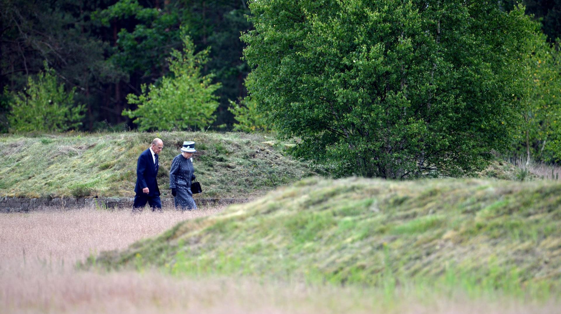 Die Queen und Prinz Philip besuchen die Gedenkstätte Bergen-Belsen in Niedersachsen.