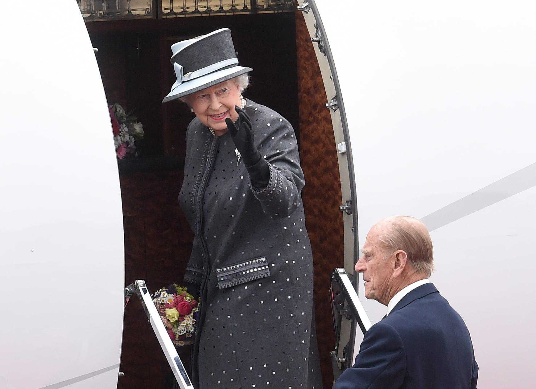 Königin Elizabeth II. und Prinz Philip steigen auf dem Heeresflugplatz in Celle in ihr Flugzeug.