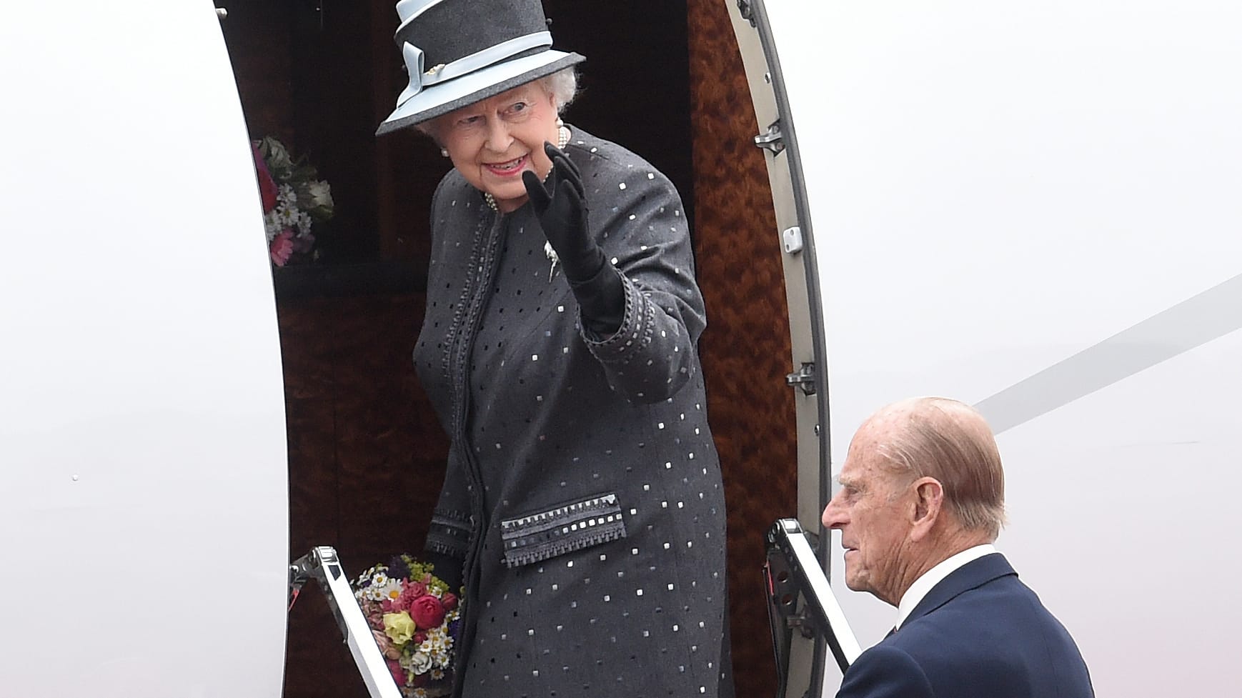 Königin Elizabeth II. und Prinz Philip steigen auf dem Heeresflugplatz in Celle in ihr Flugzeug.