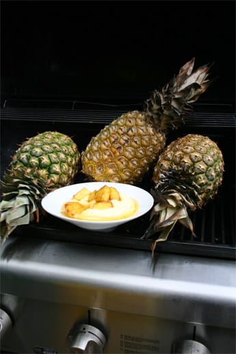 "Früchten wird beim Erhitzen Wasser entzogen und damit eine Konzentration des Aromas bewirkt", erklärt Andreas Bräuer. Besonders geeignet ist Obst mit festem Fleisch wie Mango, Äpfel und Banane. Der Klassiker vom Grill ist die Ananas. Grillfans können sie sogar als Ganzes garen.