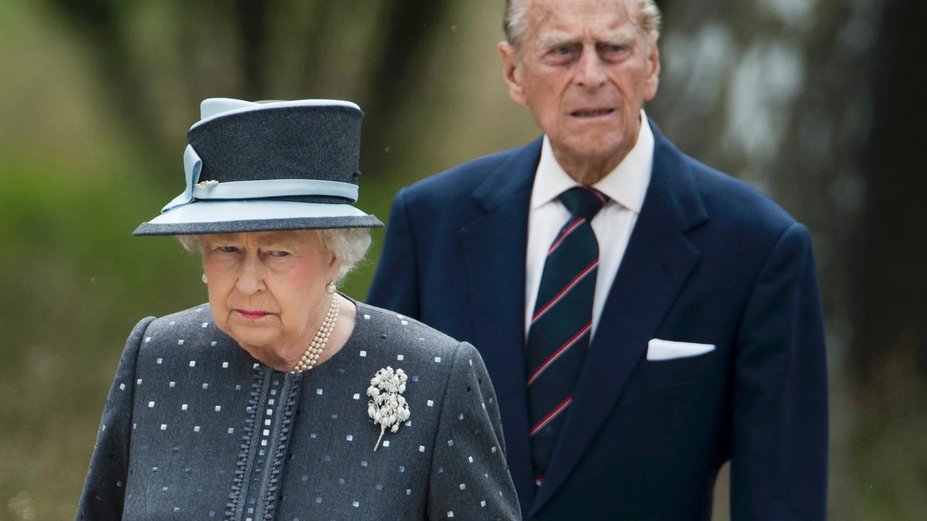 Die Queen und Prinz Philip sichtlich bewegt in der Gedenkstätte Bergen-Belsen.