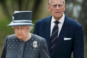 Die Queen und Prinz Philip sichtlich bewegt in der Gedenkstätte Bergen-Belsen.