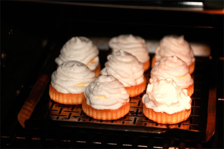 Alternativ werden feuerfeste Förmchen mit dünnem Mürbeteig ausgelegt, mit Eis und gerne auch mit Früchten gefüllt und dick mit Eischnee (bestehend aus Eiweiß und Zucker) bedeckt. Im vorgeheizten Grill mit Deckel brauchen die Eis-Törtchen drei bis fünf Minuten in der Mitte des Grills. Dass das Dessert fertig ist, erkennen Sie am gleichmäßig braunen Eischnee