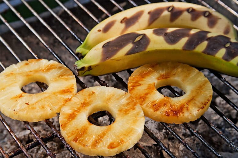 Ein Nachtisch vom Grill ist mit wenig Aufwand fertig: Bananen können im Ganzen mit Schale, Ananas kann in Scheiben gegart werden. Damit die Früchte nicht den Geschmack des zuvor gegrillten Steaks annehmen, sollten Sie jedoch Alu-Schalen nutzen.