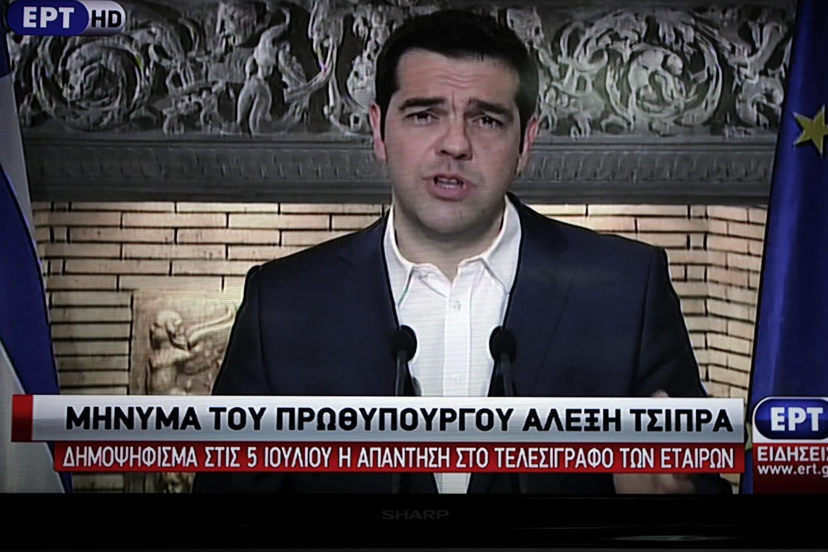 Der griechische Premier Alexis Tsipras in einer Fernsehansprache am frühen Samstagmorgen.