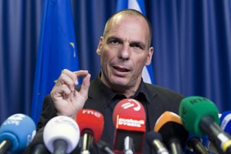 Der griechische Finanzminister Gianis Varoufakis kritisiert die Entscheidung der Eurogruppe.