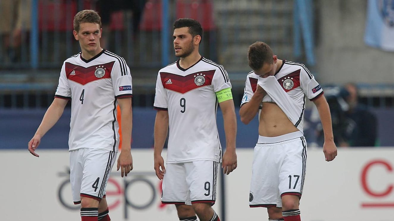 Hängende Köpfe bei der deutschen U21-Nationalmannschaft nach der Niederlage gegen Portugal. Hängende Köpfe bei der deutschen U21-Nationalmannschaft nach der Niederlage gegen Portugal.