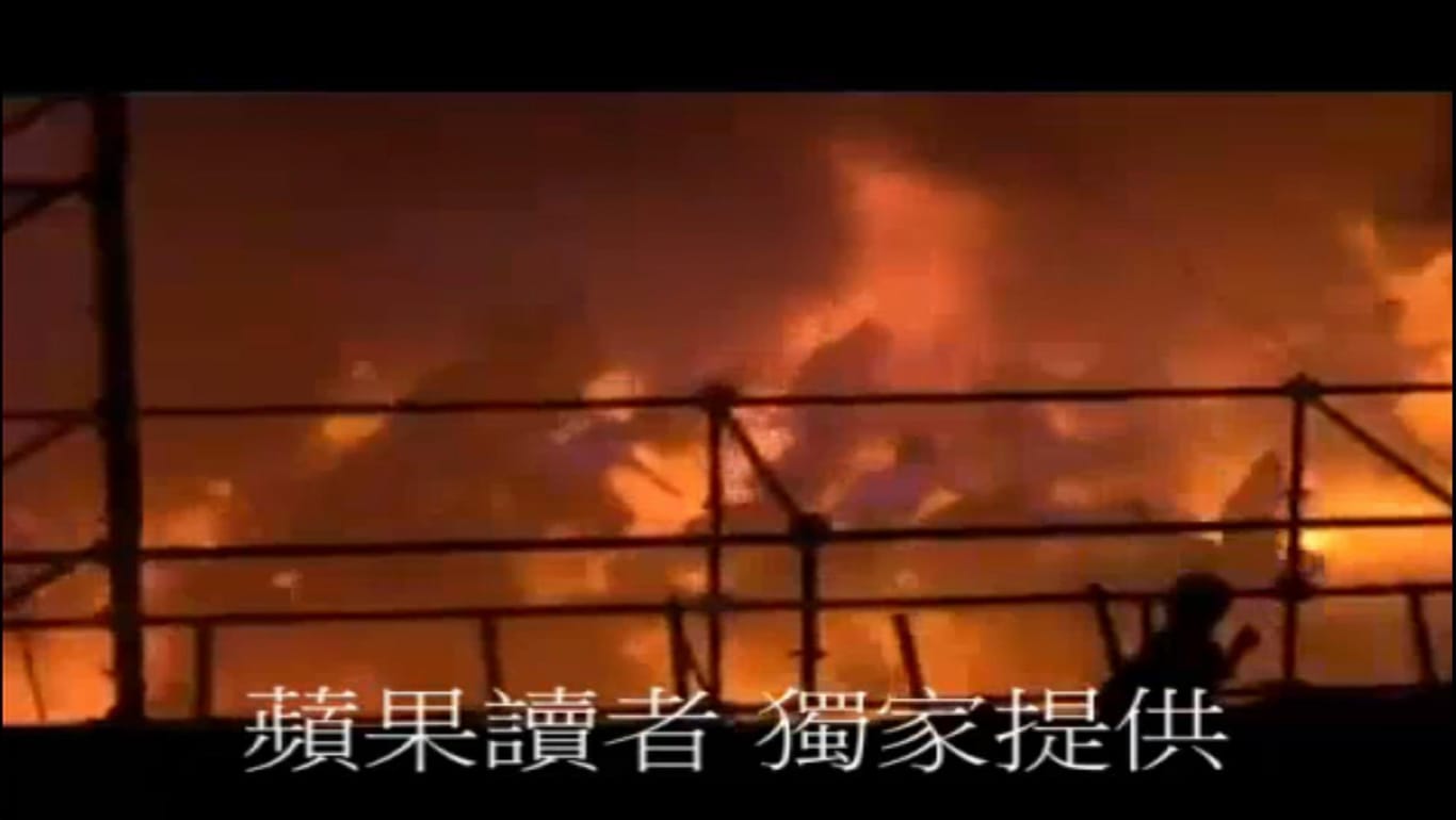 Die Flammen lodern im Freizeitpark nahe Taipeh.