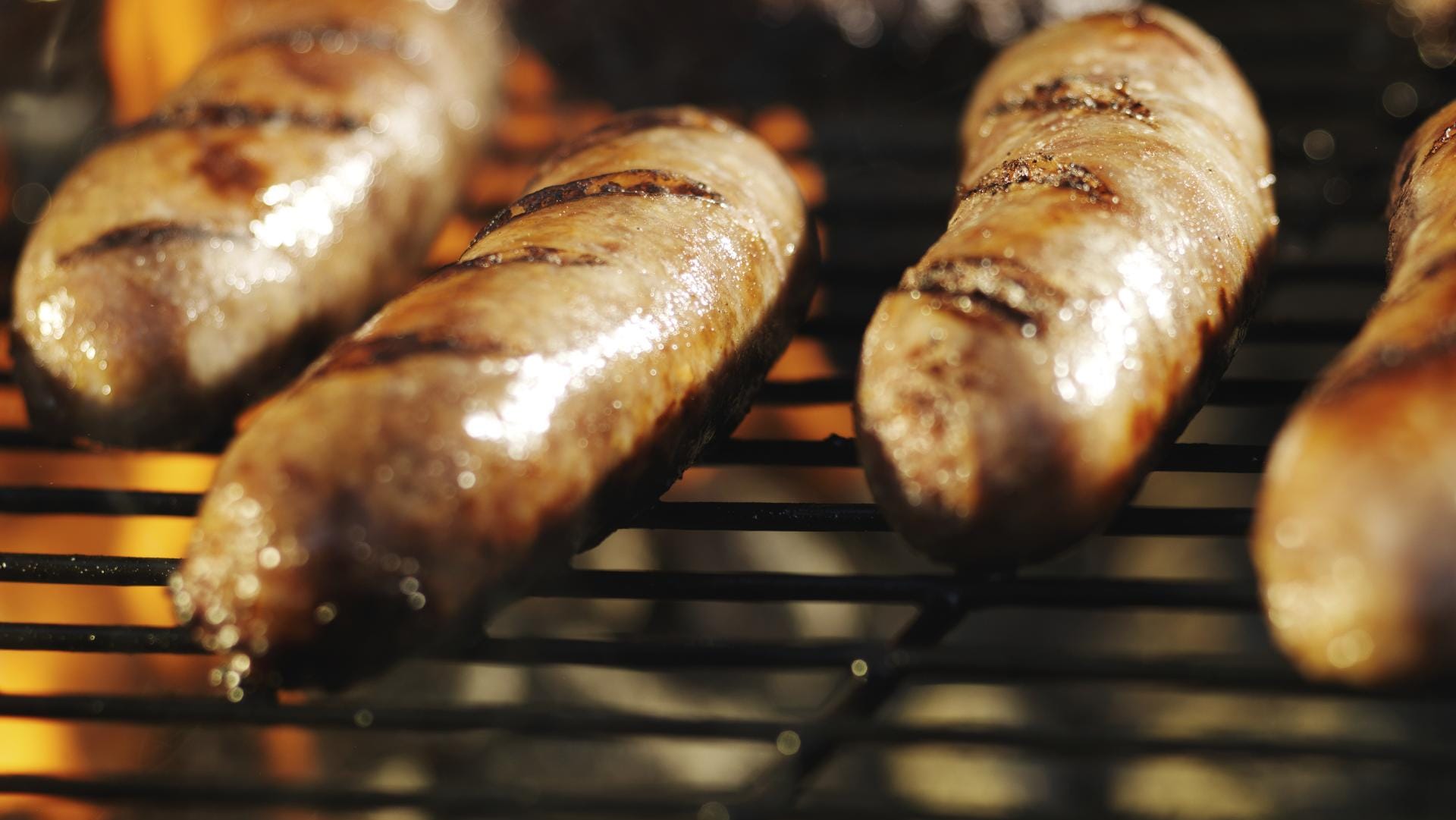 Feine Bratwürste gehören zur Grillparty einfach dazu.