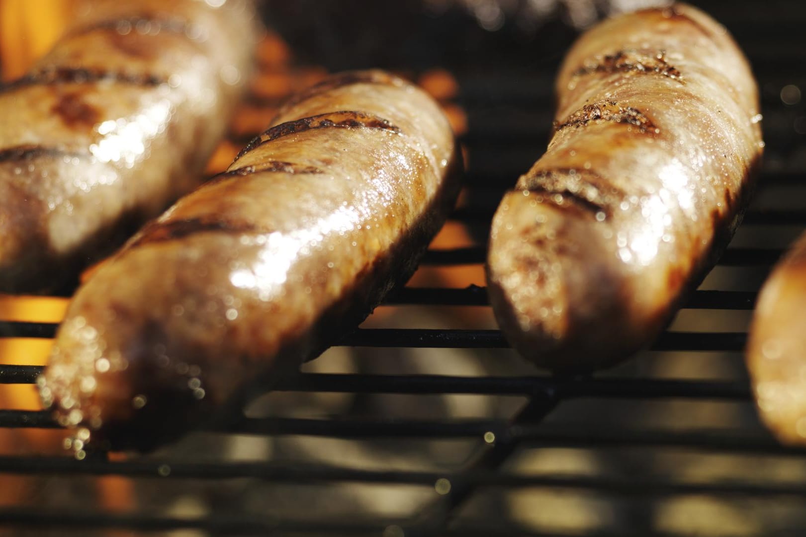 Feine Bratwürste gehören zur Grillparty einfach dazu.