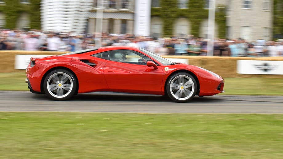 Brandneue Modelle wie der Ferrari 488 GTB rasten auf der 1,86 Kilometer langen und teils sehr schmalen Strecke mit neun Kurven und holprigem Asphalt den Berg hinauf.