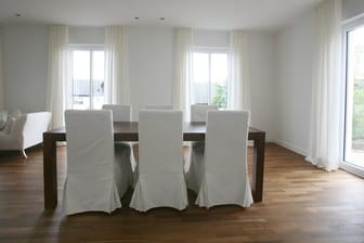 Der Esstisch ist zu groß und die Gardinen zu kurz für die neue Wohnung? Praktisch, wenn der Nachmieter die Möbel übernimmt.