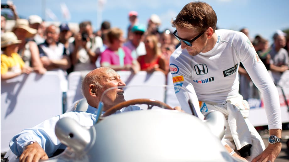 Für Jubel bei den Fans sorgten Piloten wir Sir Stirling Moss in seinen alten Silberpfeilen ebenso wie Formel-1-Fahrer Jenson Button.