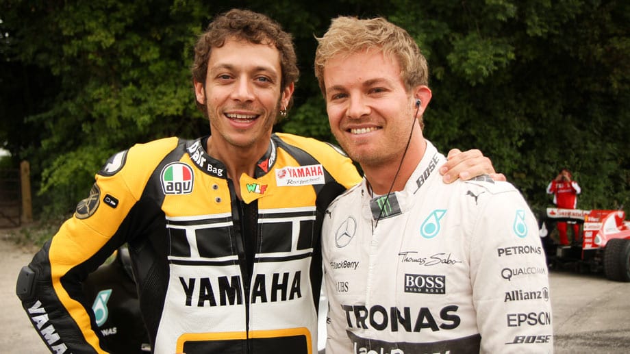 Motorrad-Star Valentino Rossi ging auf zwei sowie vier Rädern an den Start und fachsimpelte beispielsweise mit Nico Rosberg.