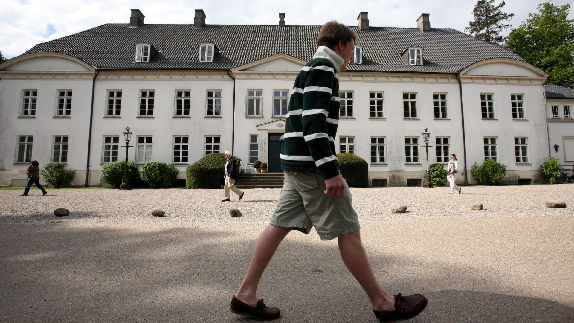 Ein Schüler vor dem Elite-Internat Louisenlund bei Güby in Schleswig-Holstein.