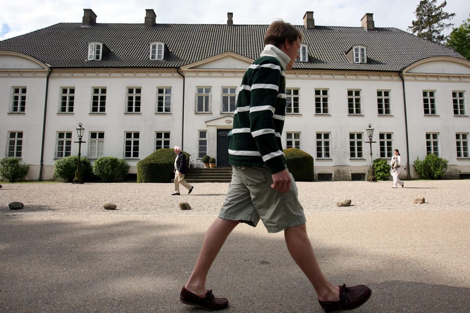 Ein Schüler vor dem Elite-Internat Louisenlund bei Güby in Schleswig-Holstein.