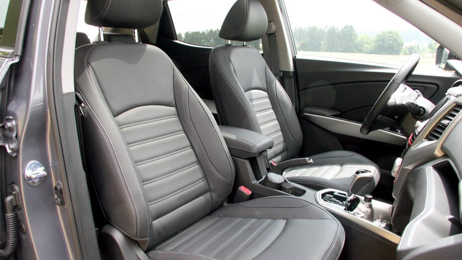 Das koreanische Mini-SUV zeigt sich auch im Innenraum hochwertig und schick. Die Sitze könnten allerdings etwas straffer gepolstert sein.
