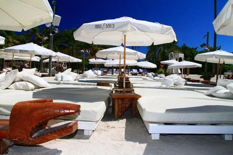 Direkt am Ozean in South Beach in Florida liegt der legendäre Beach Club Nikki Beach. Hier können Sie auf den riesigen Strandmöbeln ausgiebig sonnen und relaxen.