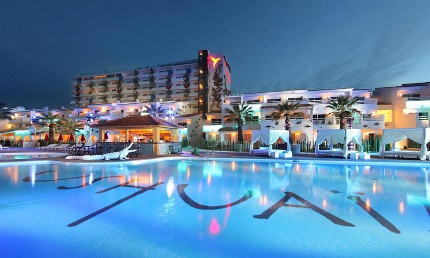 Das legendäre Beach Club Hotel auf Ibiza trumpft mit luxuriösen Zimmern und einer hoteleigenen Party-Bühne auf. Die größte Suite misst 166 Quadratmeter und kostet 10.000 Euro pro Nacht.