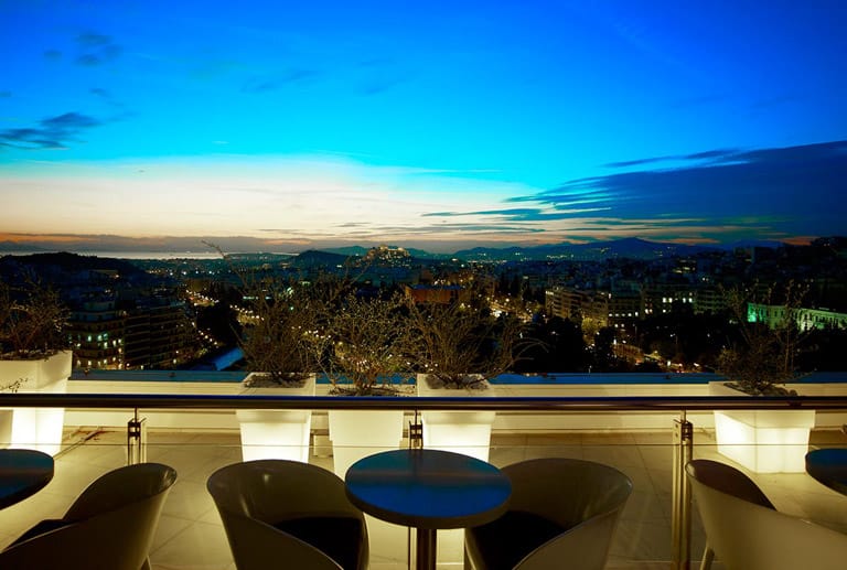 Ein echtes Highlight ist die Galaxy Bar im Hilton Athen: Bei kühlen Drinks genießen Sie das spektakuläre Panorama inklusives der Akropolis.