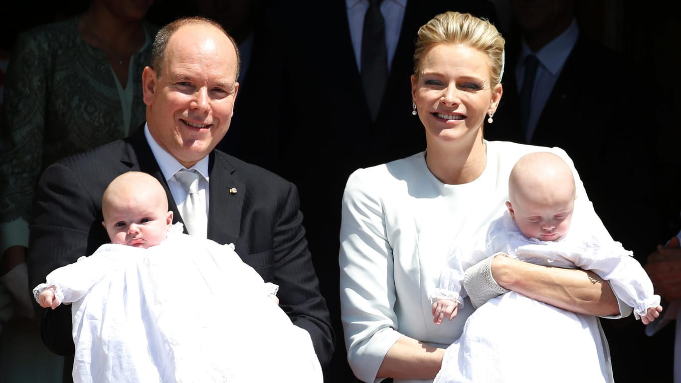 Fürst Albert II. von Monaco mit Ehefrau Charlène und den Zwillingen bei ihrer Taufe im Mai.