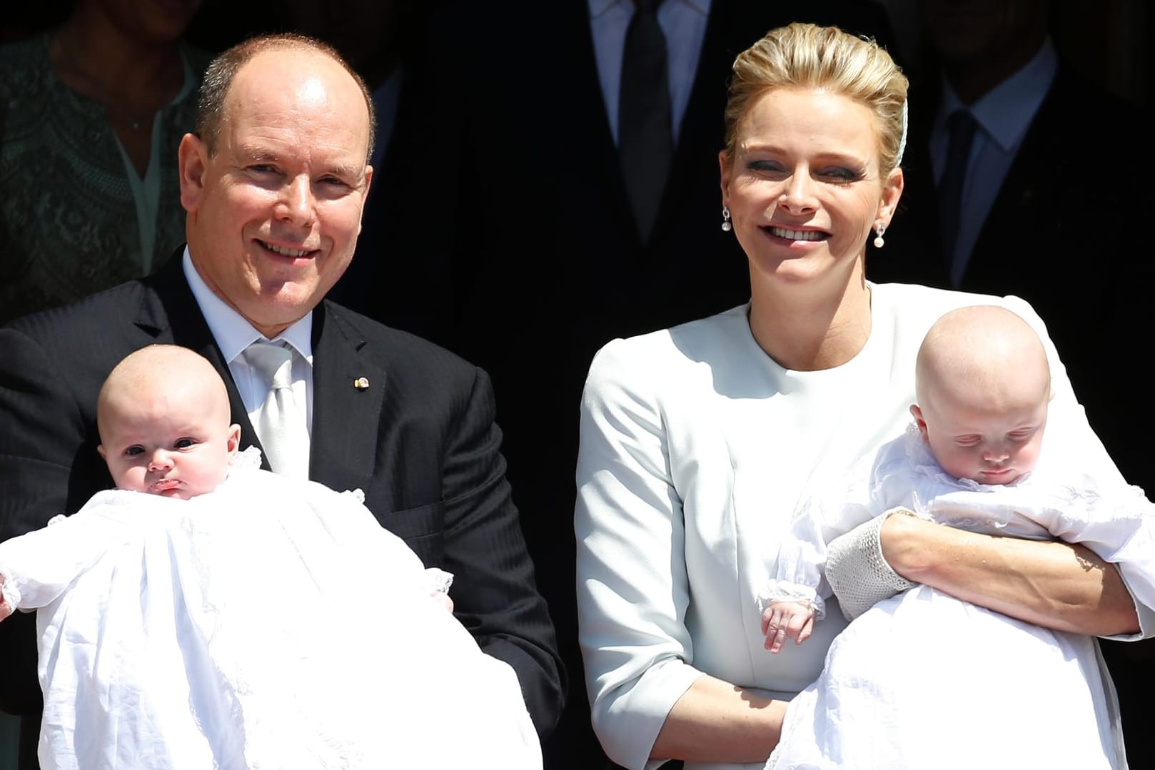 Fürst Albert II. von Monaco mit Ehefrau Charlène und den Zwillingen bei ihrer Taufe im Mai.