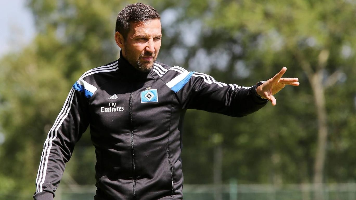 Joe Zinnbauer dirigiert das Training der Hamburger Regionalliga-Mannschaft. Joe Zinnbauer dirigiert das Training der Hamburger Regionalliga-Mannschaft.