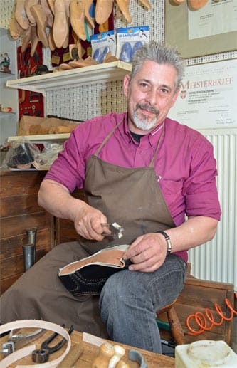 Der Schuhmachermeister Jürgen Dohn ist seit 2011 Eigentümer der Schuhmacherei Lenz im Frankfurter Bahnhofsviertel. Zuvor hat dort er viele Jahre als angestellter Meister gearbeitet. Seine Maßschuhe sind begehrt, es dauert mehrere Monate bis zum Abholen.