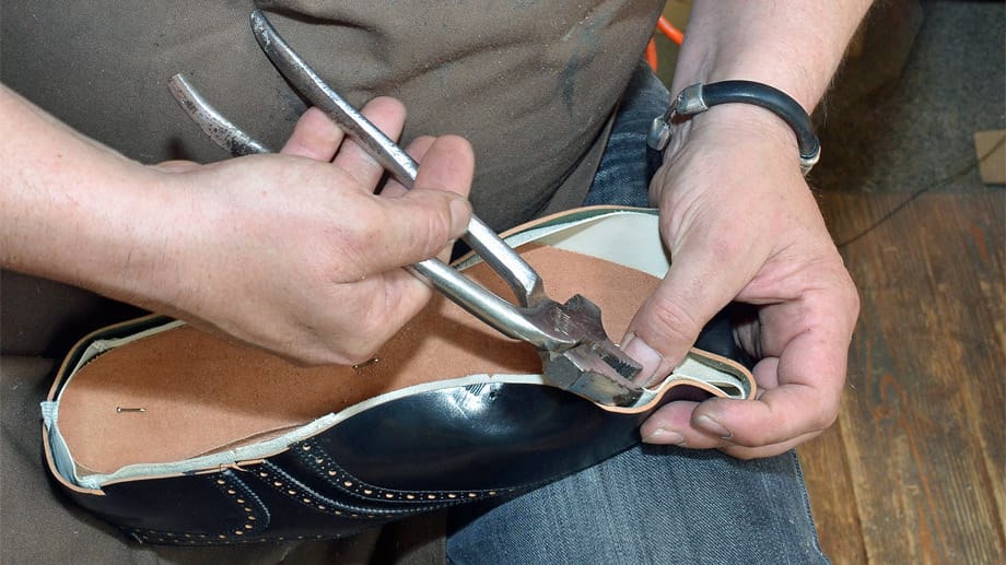 Mit einer Spezialzange wird das feste Leder millimetergenau in die richtige Form gebracht.