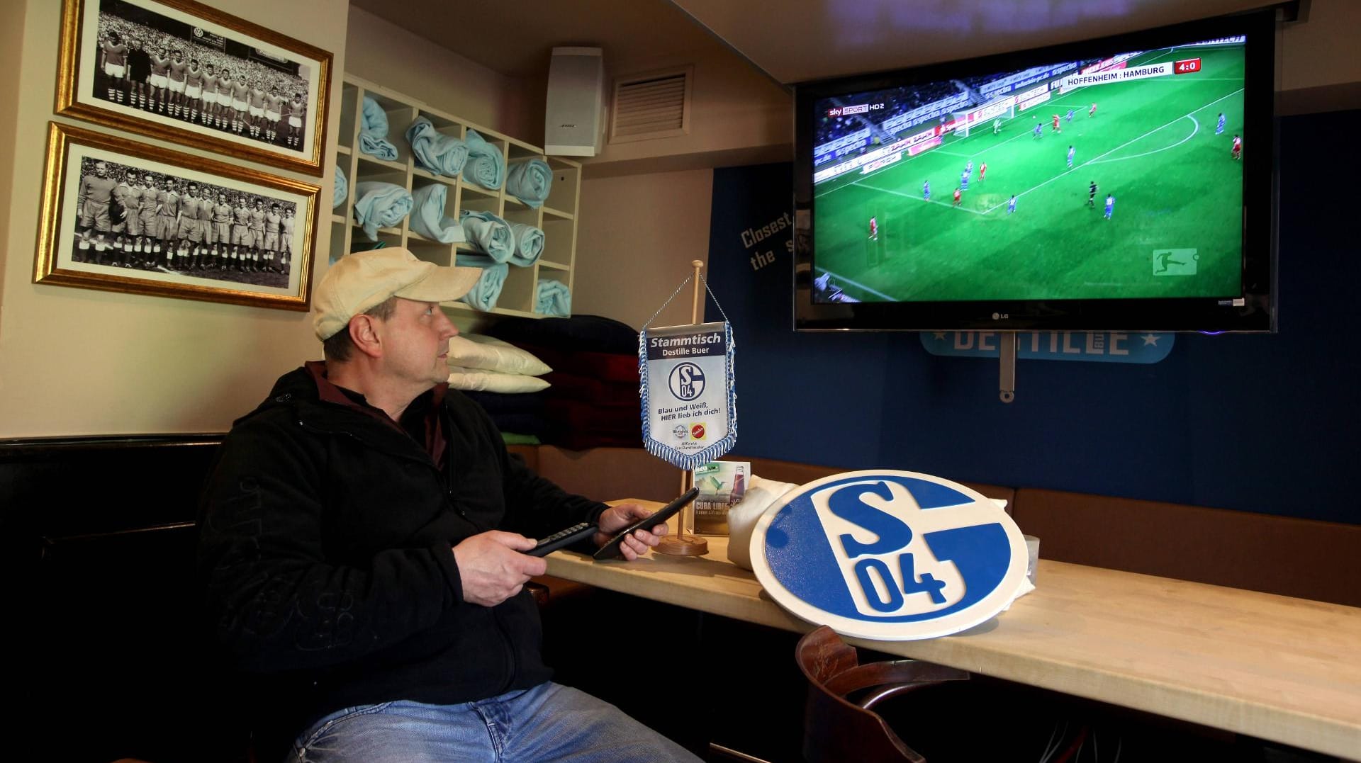 Weiterhin beliebt bei deutschen Fußballfans: Das Bundesliga-Gucken in der Kneipe. Weiterhin beliebt bei deutschen Fußballfans: Das Bundesliga-Gucken in der Kneipe.