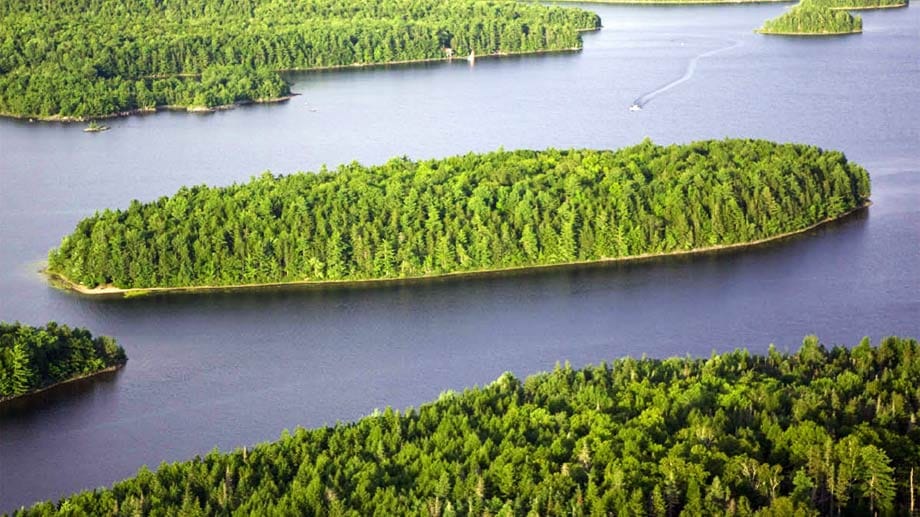 Eagle's Nest Island - Die Insel des Adlerhorst liegt in einem See in Kanada und soll 225.000 Euro bei Tchibo kosten.