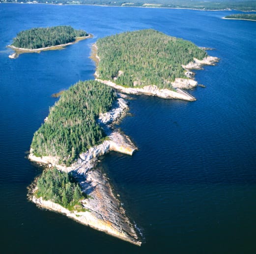 Diese hübsche Insel Kanadas, Rocky island, gehört Schauspielgröße Tony Curtis - auch er kaufte bei Vladi.
