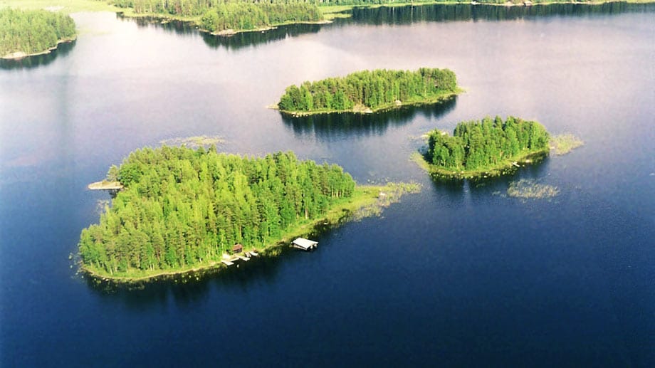 Zur Anukkasaari Inselgruppe zählen drei Seeinseln in Finnland mit zusammen 20.000 Quadratmeter. Für 341.000 Euro gibt es zwei Holzhäuser mit je einer Sauna inklusive.