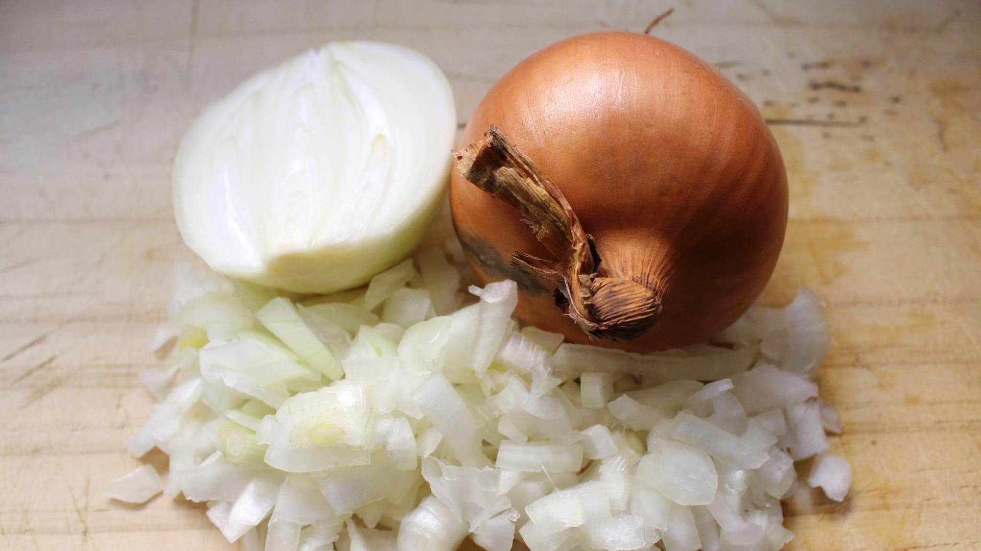 Der Saft der Zwiebel ist bei Mückenstichen ein bewährtes Hausmittel.