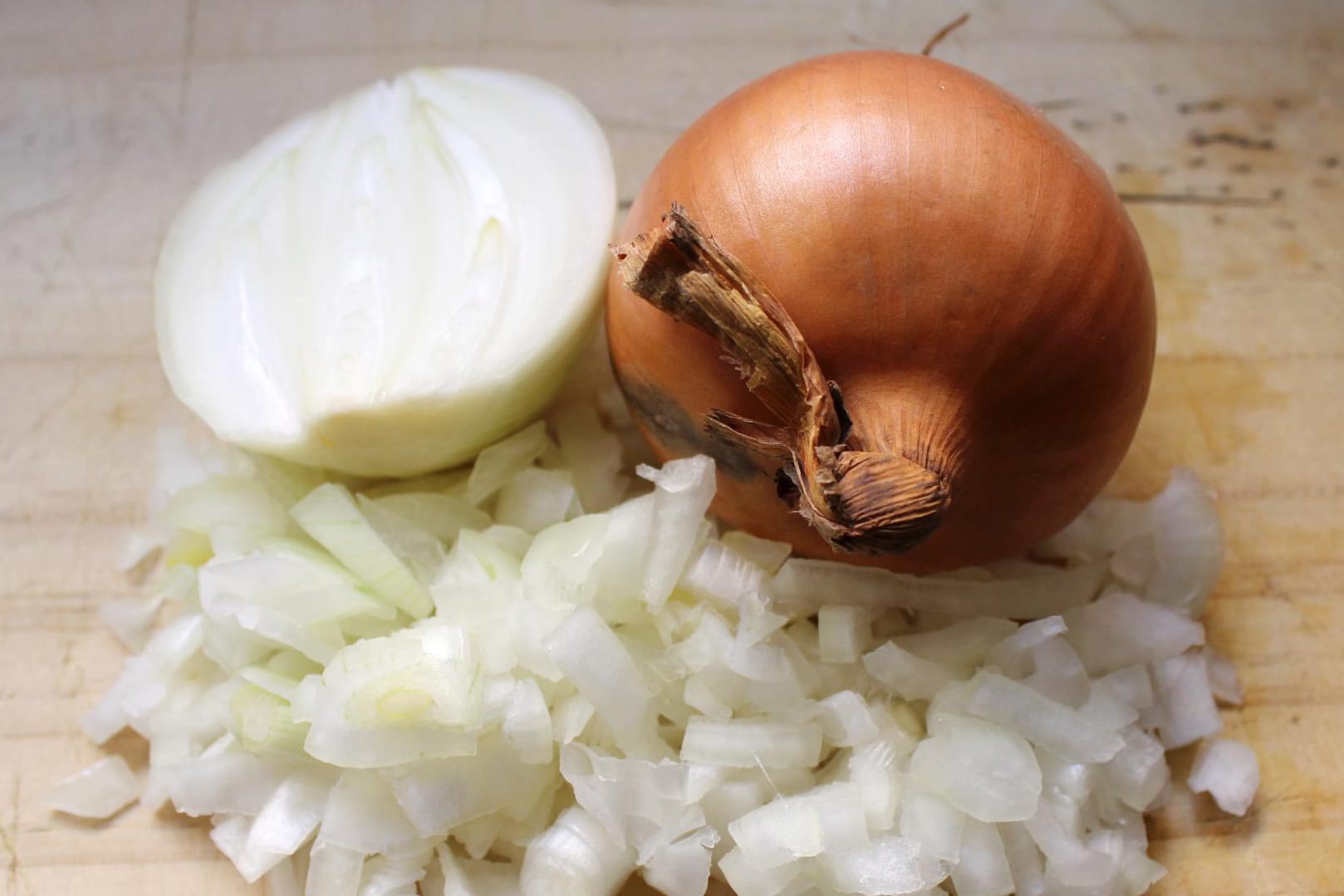 Der Saft der Zwiebel ist bei Mückenstichen ein bewährtes Hausmittel.