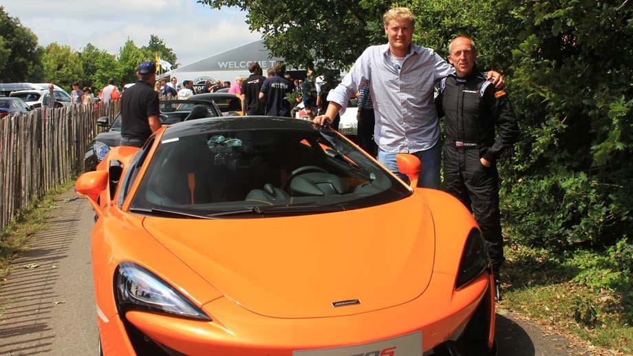 McLaren Chef-Test-Fahrer Chris Goodwin (rechts) und Redakteur Marcel Sommer mit dem neuen McLaren 570 S.