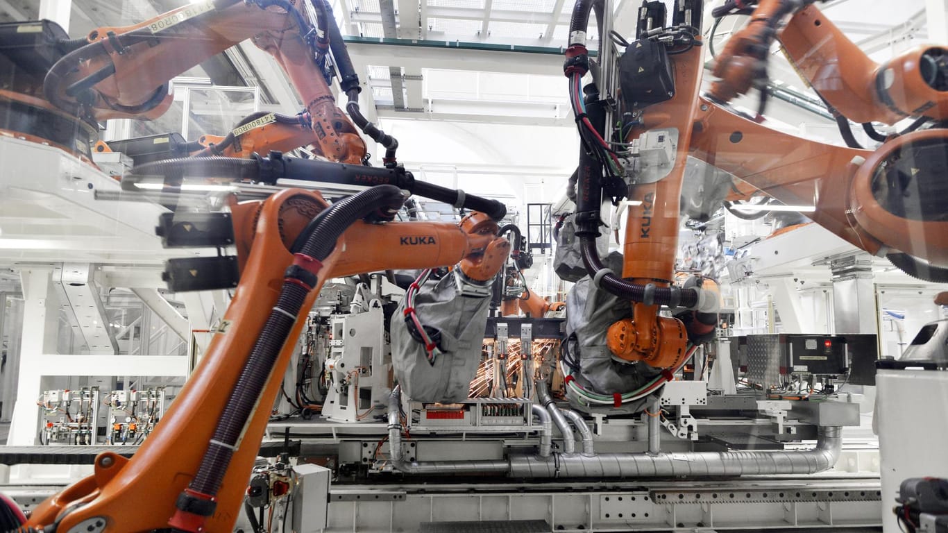 VW setzt in vielen Produktionsbereichen - wie hier in Wolfsburg - Roboter ein.