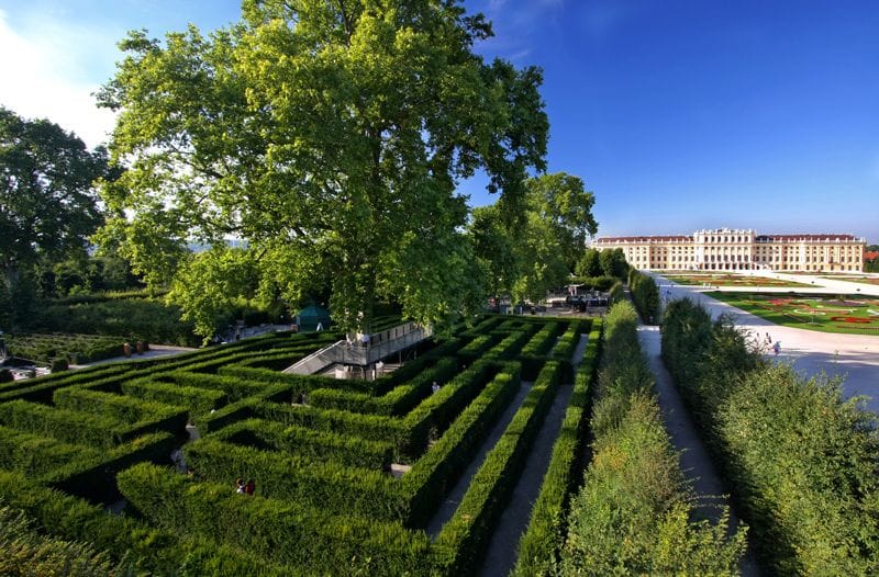 Eine Entdeckungsreise der besonderen Art erwartet Besucher des Labyrinths im Wiener Schlosspark von Schönbrunn.