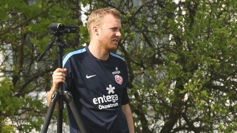 Die Videokamera wird in Dortmund als Arbeitsmittel noch wichtiger. Benjamin Weber analysiert Training und Spiel der eigenen Mannschaft, aber auch der Gegner.