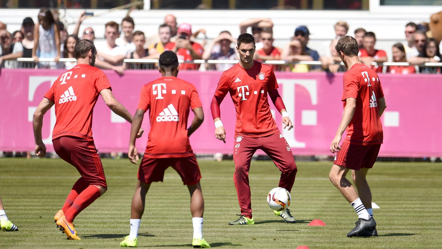 Auch Neuzugang Sven Ullreich (3.v.li.) war beim Trainingsauftakt des FC Bayern mit dabei. Auch Neuzugang Sven Ullreich (3.v.li.) war beim Trainingsauftakt des FC Bayern mit dabei.