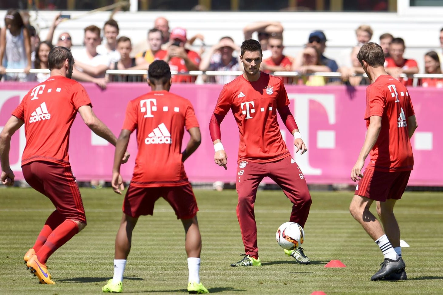 Auch Neuzugang Sven Ullreich (3.v.li.) war beim Trainingsauftakt des FC Bayern mit dabei.