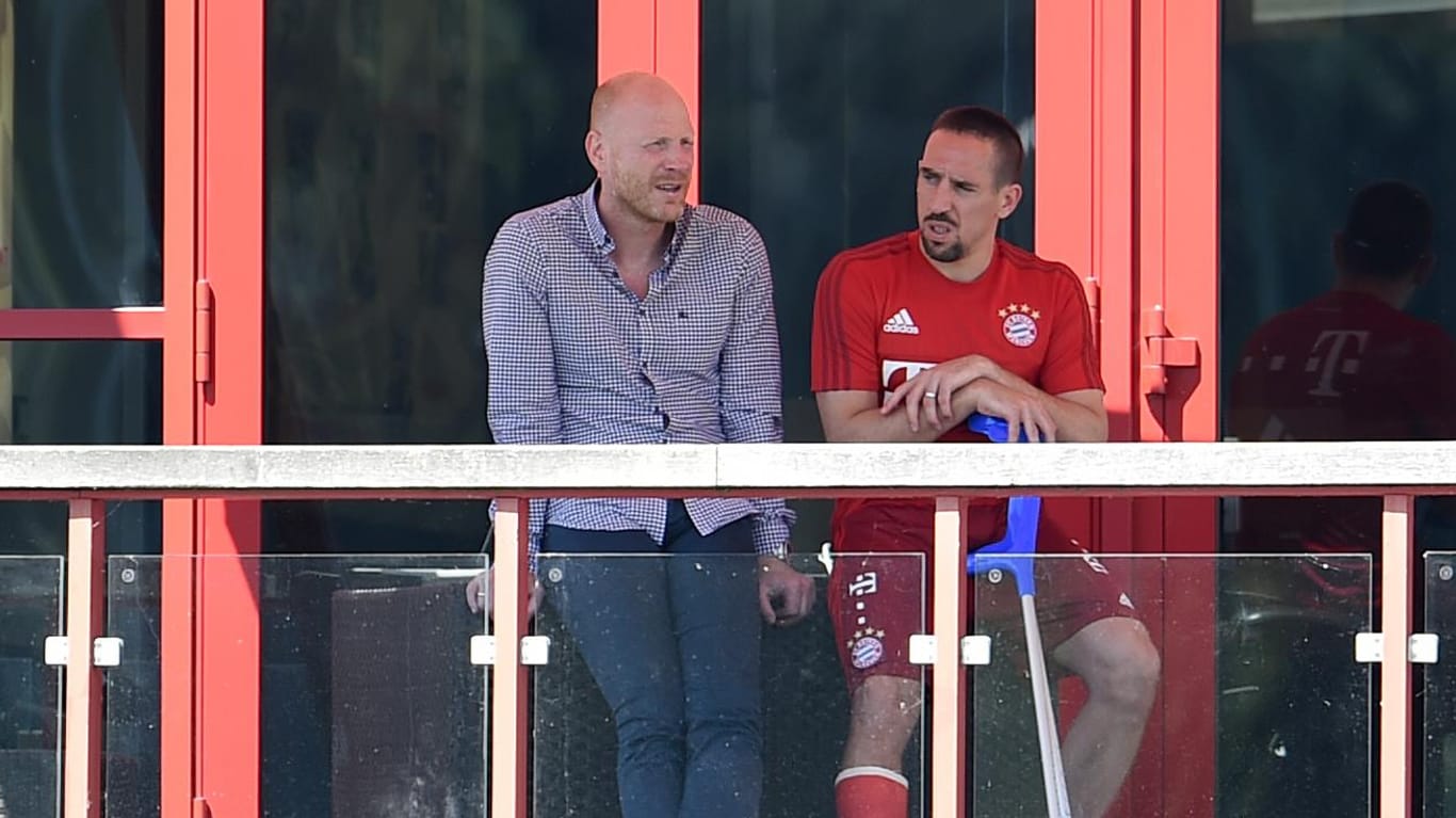 Sportdirektor Matthias Sammer (li.) und der verletzte Franck Ribéry beim Trainingsauftakt an der Säbener Straße.