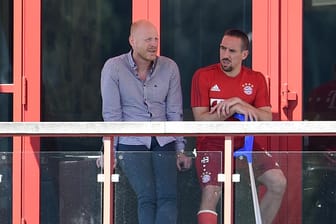 Sportdirektor Matthias Sammer (li.) und der verletzte Franck Ribéry beim Trainingsauftakt an der Säbener Straße.
